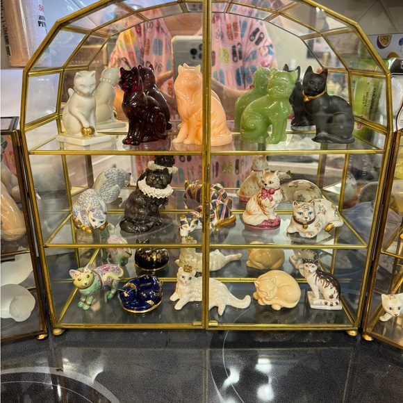 Franklin Mint - large middle glass case with 15 high end cat figurines. 1 of 2 - Picture 2 of 3